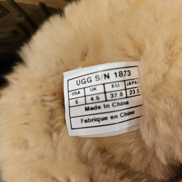 UGG Bailey 3 Button Shearling Boot - Picture 14 of 16